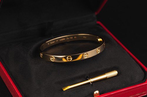 Cartier classic love bracelet - cartier,