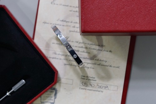 Cartier classic love bracelet - cartier,